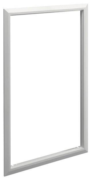 Prostokątna, szara rama okienna bez szyby na białym tle.