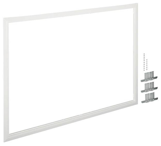 Biały plastikowy ramiak okienny, obok niego materiały mocujące, w tym śruby i uchwyty, na białym tle.