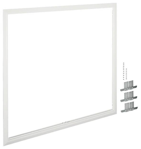 Biały frame okienny z dwoma uchwytami i śrubami, gotowy do montażu. Odpowiedni do okien w domu lub biurze.