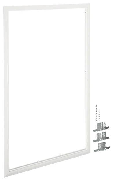 Biała rama okienna z elementami mocującymi obok.