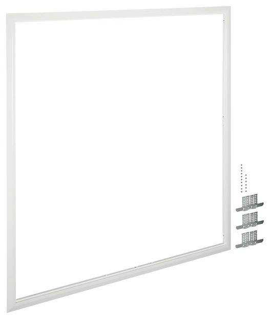 Biały, kwadratowy rama okienna z elementami wyposażenia, takimi jak uchwyty i śruby ułożone obok, na białym tle.