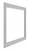 Prostokątna, pusta rama na zdjęcia w jasnoszarym kolorze, widziana ukośnie z boku. Tło jest białe.