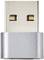 Srebrny wtyk USB w zbliżeniu, umieszczony centralnie w kadrze.