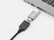 Przewód HDMI jest podłączony do adaptera, który jest włożony do laptopa.