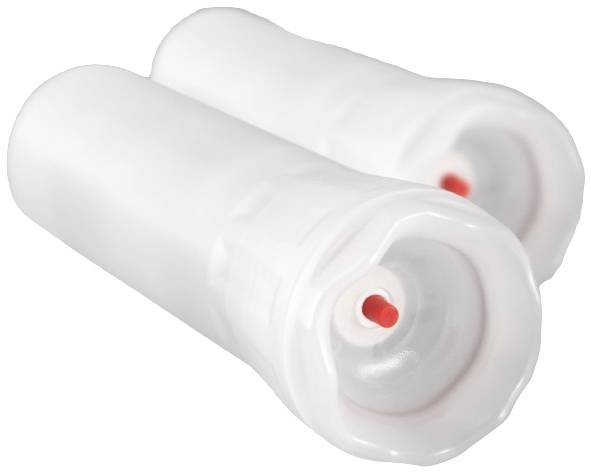 Dwie białe cylindryczne wkłady filtracyjne z czerwonymi elementami centralnymi, ułożone obok siebie, prawdopodobnie do filtrów wodnych lub podobnych urządzeń.