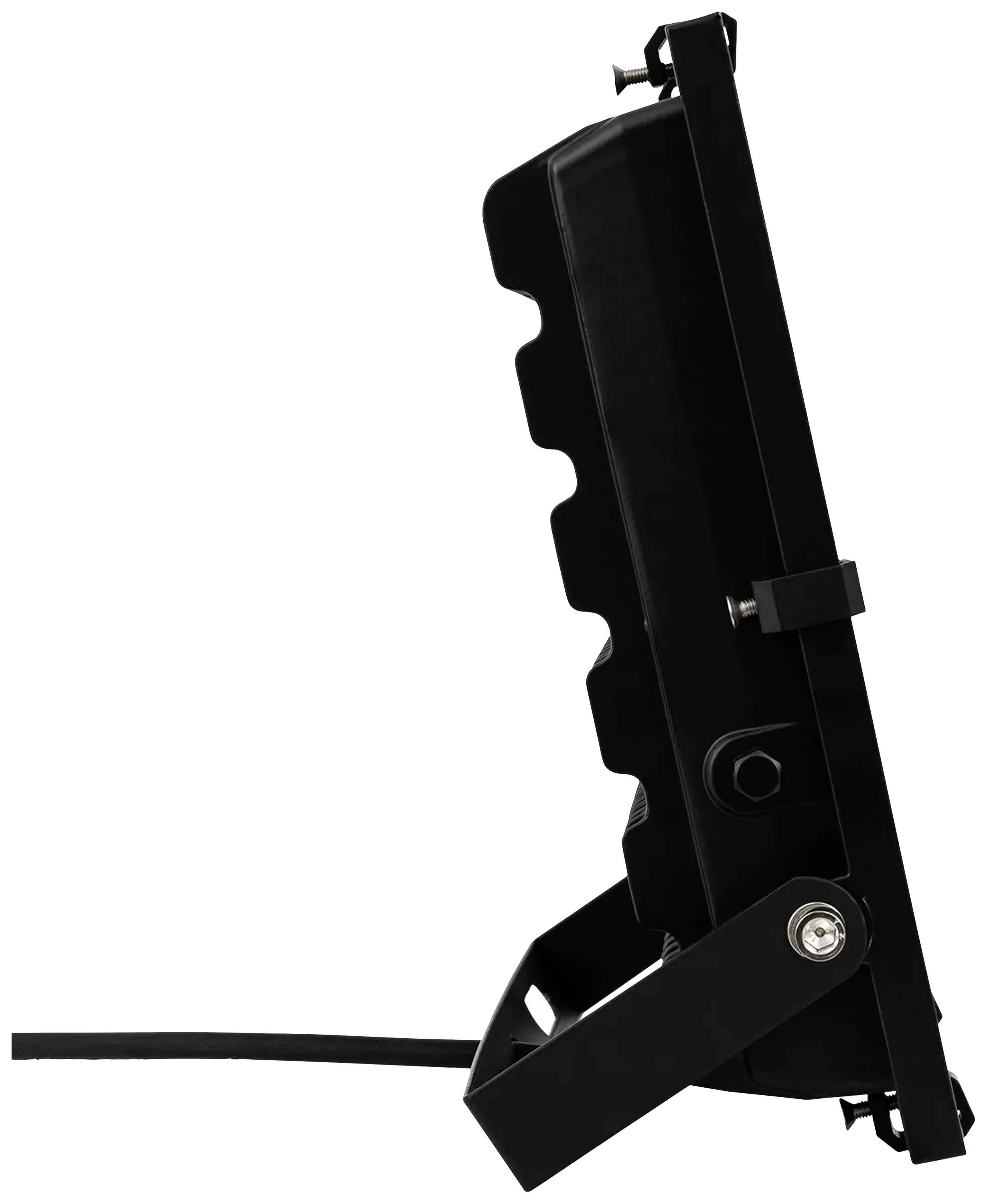 Widok z boku czarnego reflektora LED z kablem, zamontowanego pionowo na stojaku, przedstawiający żebrowaną strukturę obudowy.