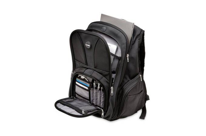 Czarny plecak z wieloma komorami, częściowo otwarty, prezentuje laptopa, długopisy i organizacyjne przegrody.