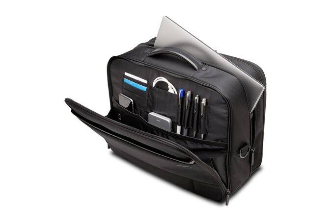 Czarna torba na laptopa z otwartą kieszenią przednią, w której znajdują się długopisy, smartfon i zeszyty. Laptop wystaje z głównej komory.