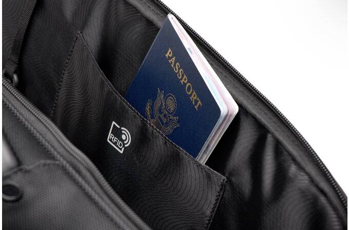 Paszport znajduje się w wewnętrznej kieszeni torby z zabezpieczeniem RFID. Widoczna jest tylko część paszportu.