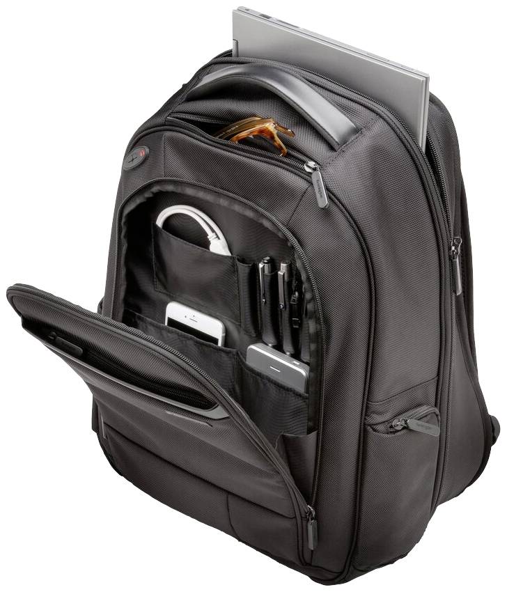 Czarny plecak z otwartą kieszenią, w której widać włożony tablet, smartfon, kabel ładujący, pendrive i długopisy.