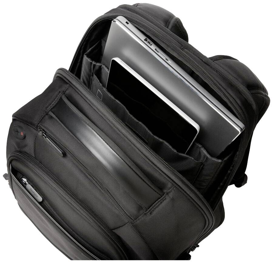 Czarny plecak z otwartą kieszenią, w której umieszczony jest laptop.