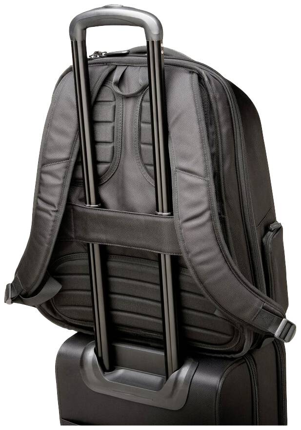 Plecak z wyściełanymi paskami jest bezpiecznie przymocowany do walizki na kółkach, a teleskopowe uchwyty walizki są widoczne.