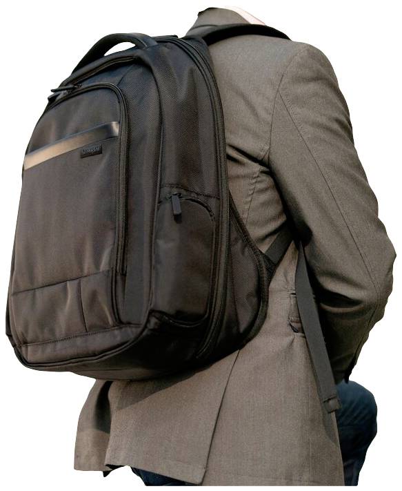 Osoba w garniturze nosi czarny plecak, który sprawia wrażenie profesjonalnego i funkcjonalnego.