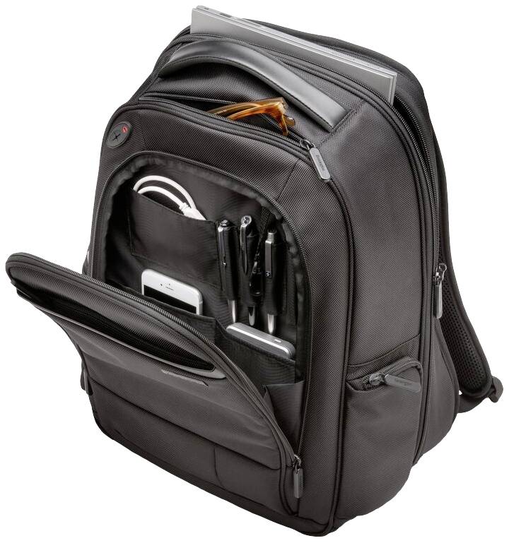 Czarny plecak z wieloma komorami, wyposażony w laptop, długopisy i smartfon, idealny do podróży lub pracy.