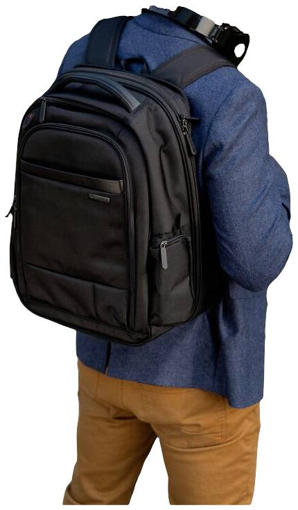 Osoba nosi czarny plecak na plecach. Widać ją od tyłu, ubraną w niebieski marynarski żakiet i brązowe spodnie.