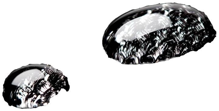 Dwie lśniące krople wody w różnych rozmiarach w kolorze czarnym na białym tle, odbijające światło.