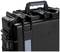 Czarny, wytrzymały kufer transportowy z niebieskimi akcentami i uchwytem do przenoszenia. Idealny do bezpiecznego przewozu delikatnych urządzeń.