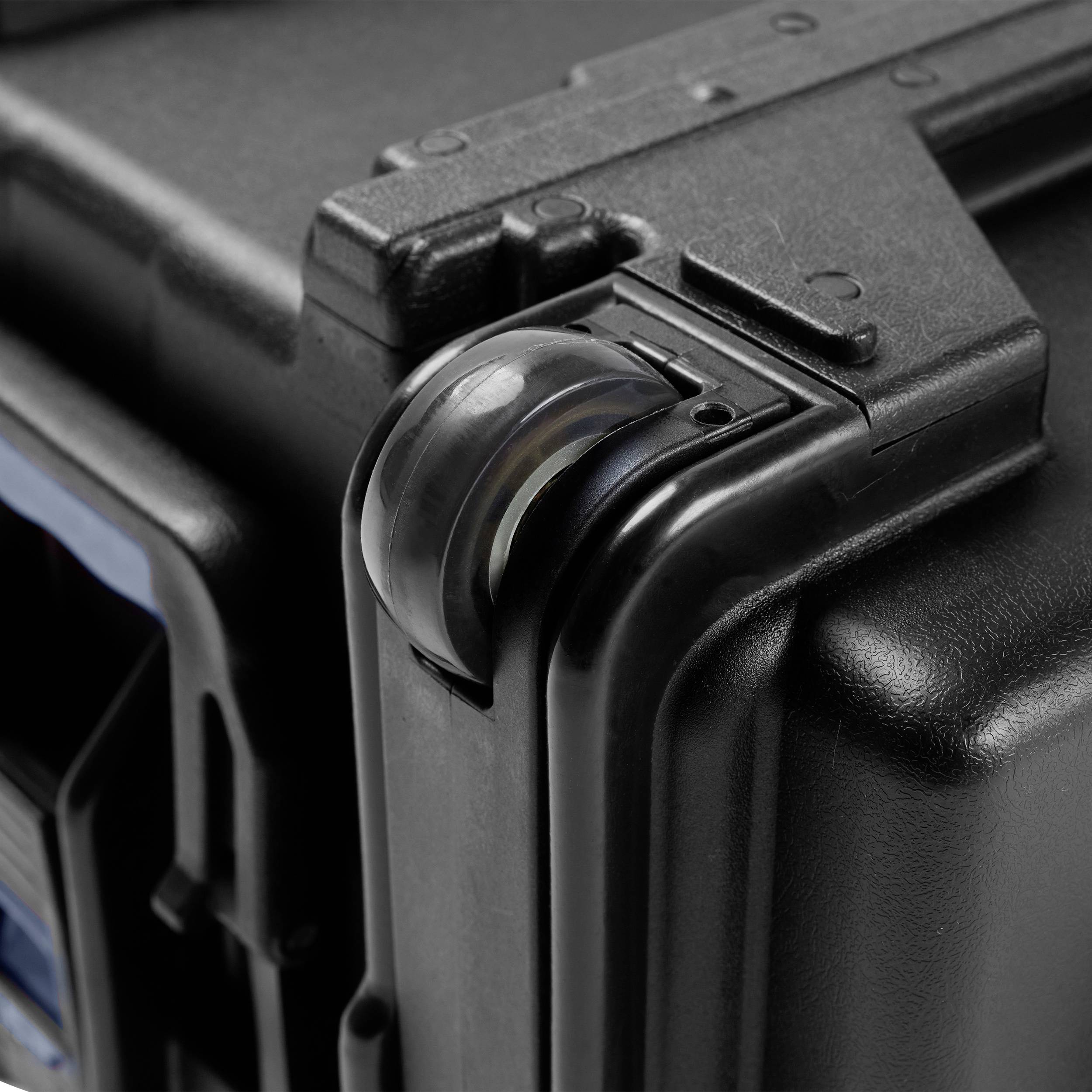 Solidna czarna walizka z kółkiem w rogu, idealna do bezpiecznego przewożenia delikatnych lub ciężkich przedmiotów.