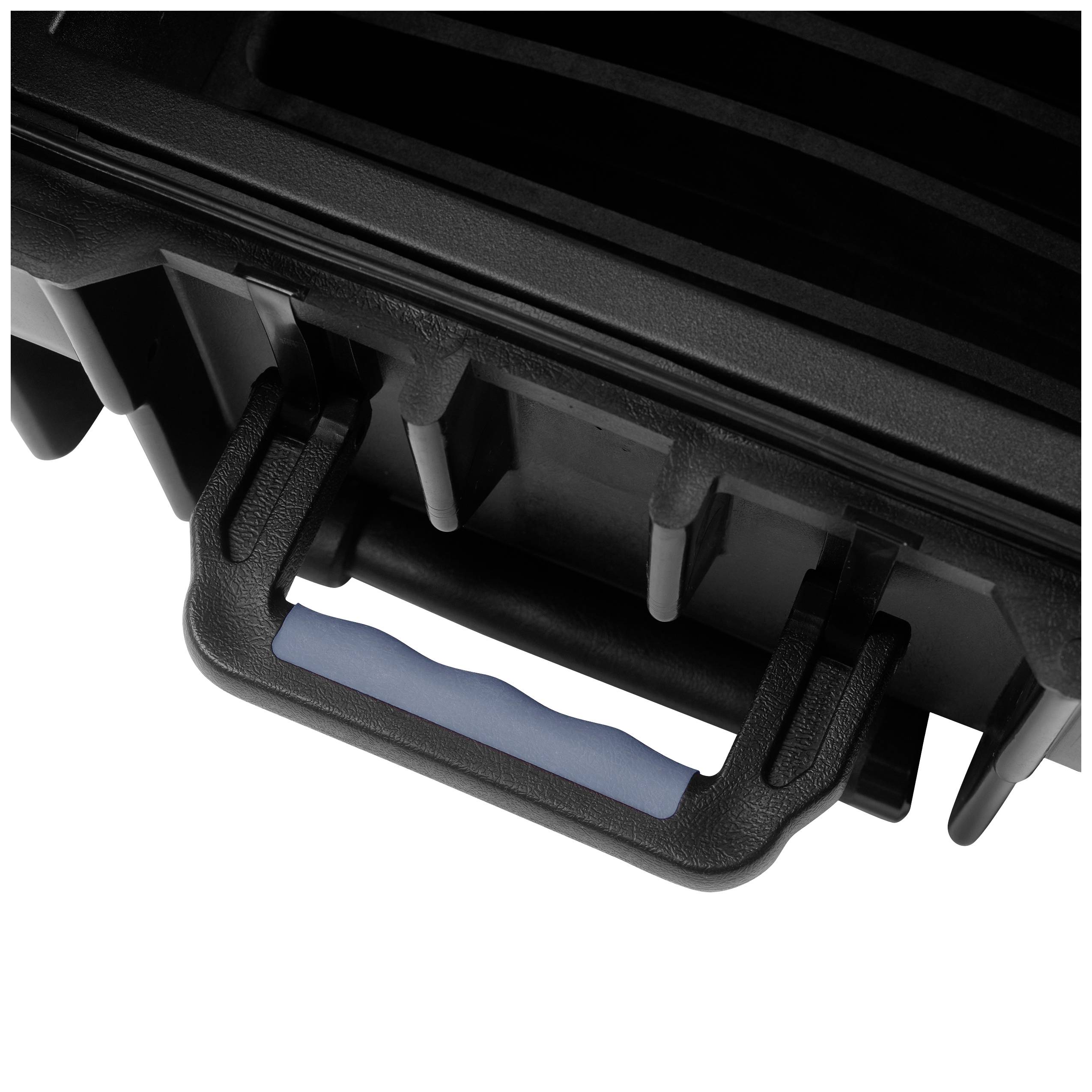 Stabilna czarna walizka z tworzywa sztucznego z niebieskim uchwytem, odpowiednia do bezpiecznego transportu delikatnych przedmiotów.