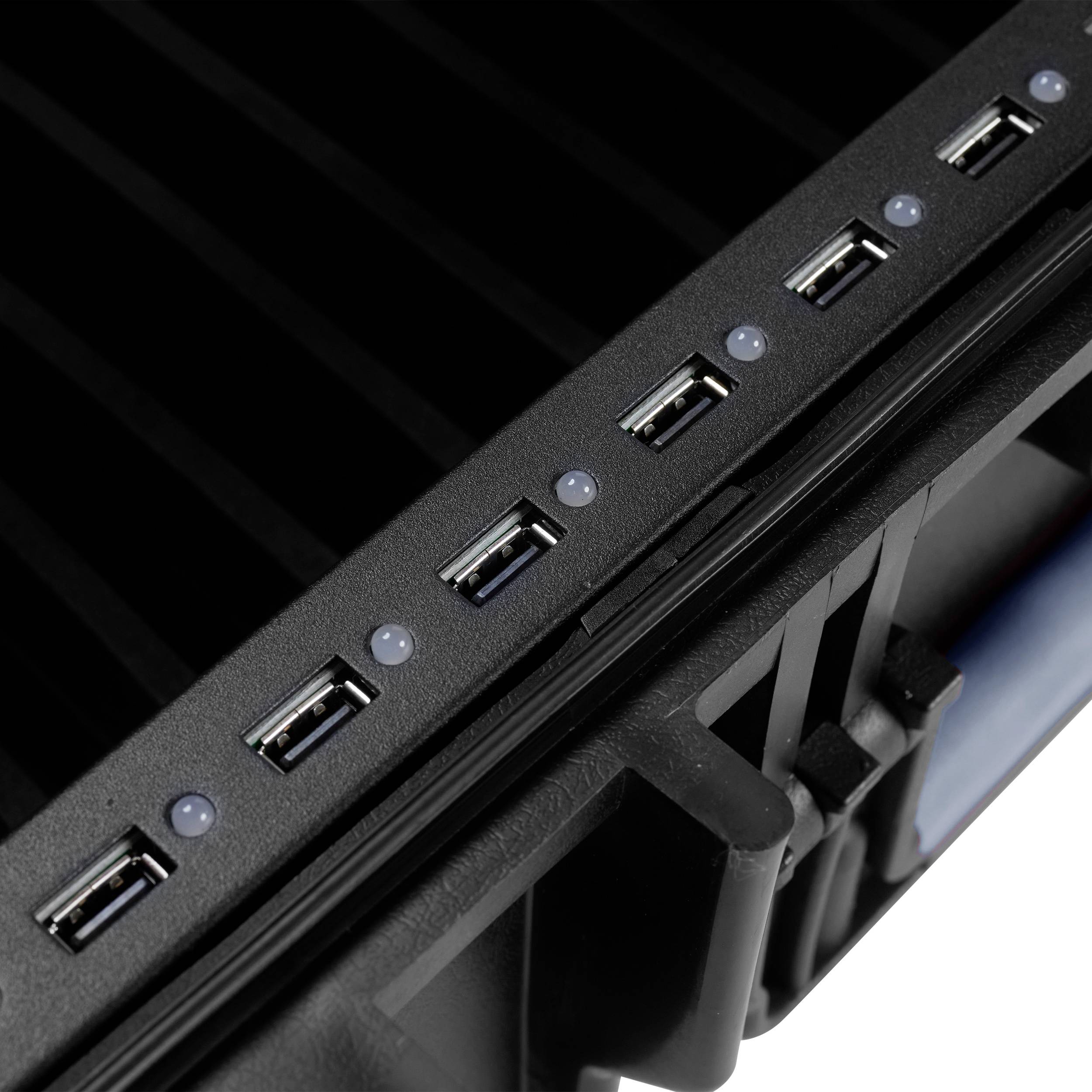 Rząd dziesięciu portów USB na czarnym urządzeniu, przystosowany do jednoczesnego ładowania wielu urządzeń elektronicznych.