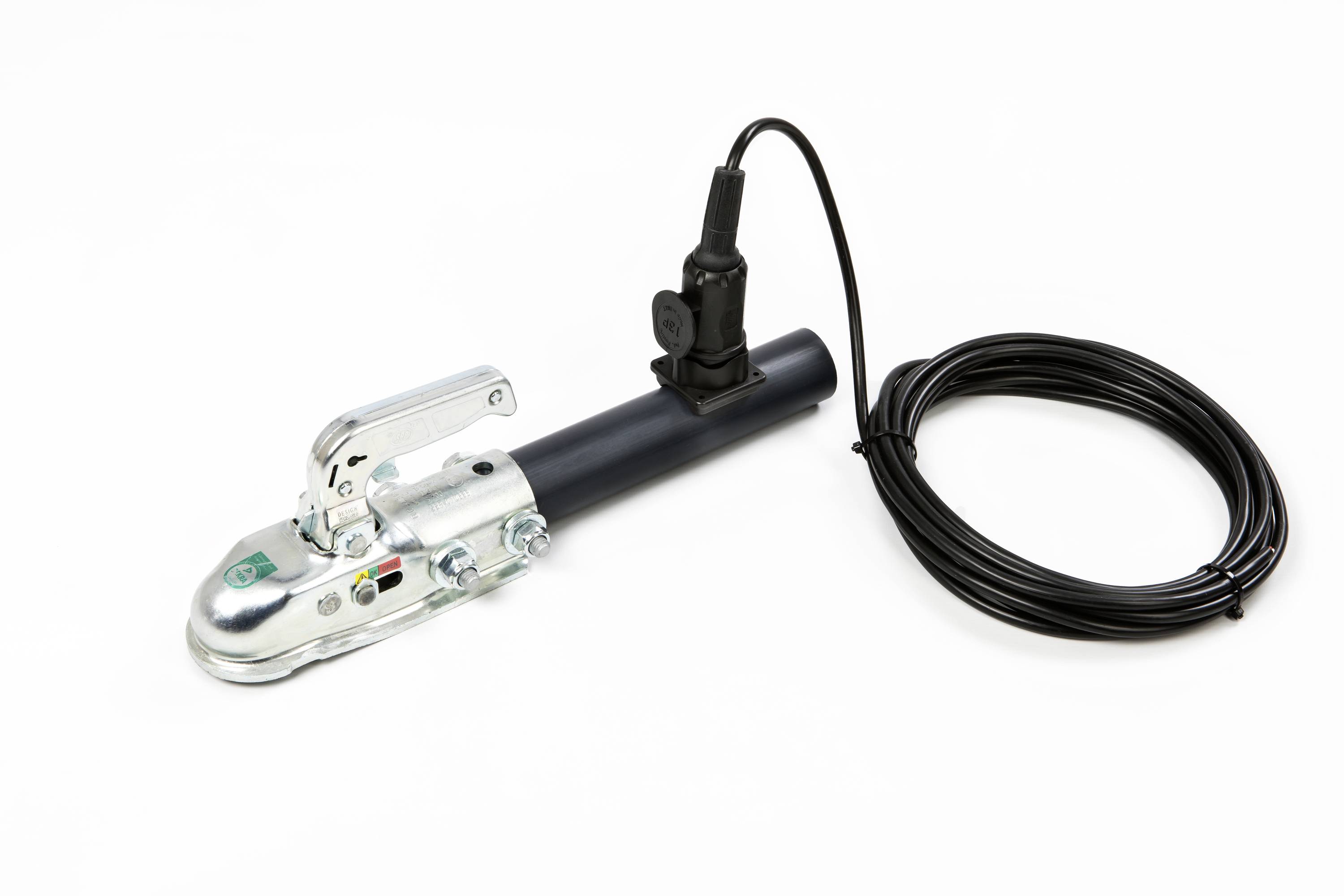 Zamek do haka holowniczego z przewodem do przyczepy. Zamek jest wykonany z metalu i posiada czarną końcówkę z długim przewodem i wtyczką.