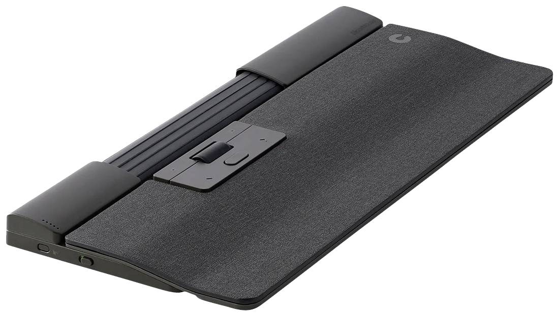 Czarne ergonomiczne podkładka pod myszkę z zintegrowaną nakładką na mysz, zaprojektowana w celu odciążenia, leży na stole.