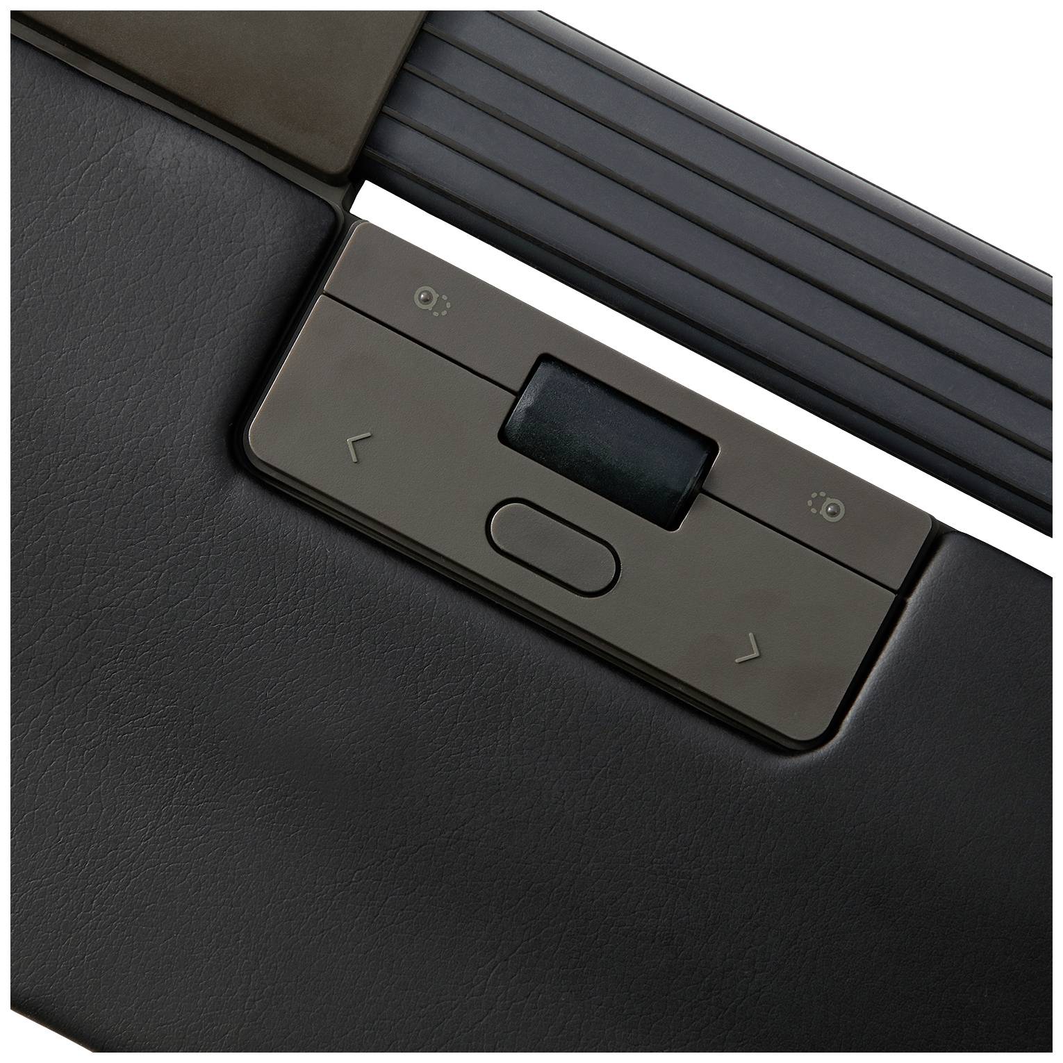 Czarny fotel wykonany ze sztucznej skóry z wbudowanym panelem sterowania do elektrycznej regulacji i przyciskami.