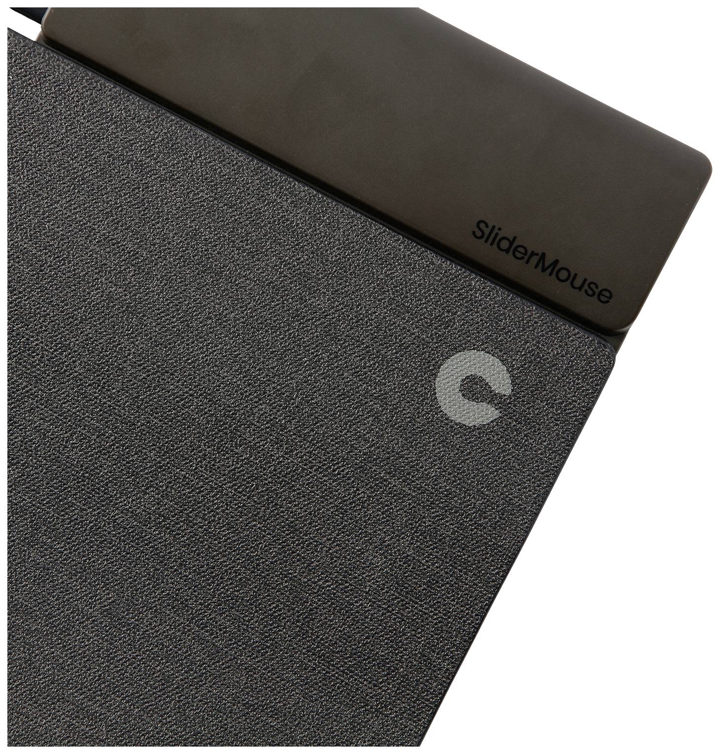 Szara podkładka tekstylna z prostokątnym, ciemnoszarym paskiem z tworzywa sztucznego u góry. Na pasku widnieje napis 'SliderMouse'.