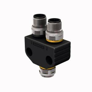 Czarny złącz T z trzema metalowymi złączkami gwintowanymi, odpowiedni do łączenia przewodów w zastosowaniach przemysłowych.