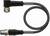 Czarny kabel z metalowymi wtyczkami na obu końcach, ułożony w luźnym łuku. Posiada żółte pierścienie akcentowe przy wtyczkach.