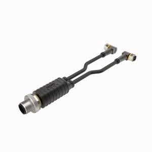 Czarny wtyk kablowy z dwoma przyłączami. Wtyk został zaprojektowany do łączenia urządzeń elektronicznych.