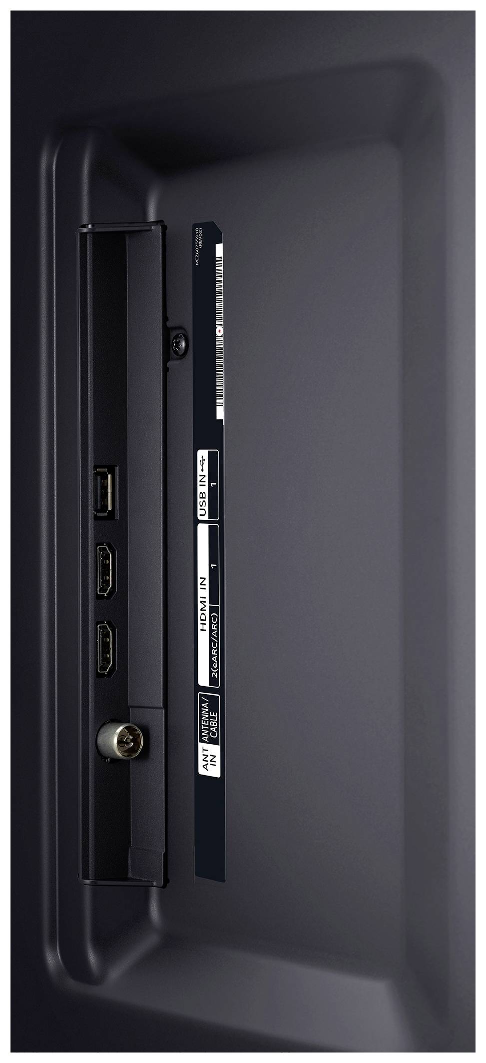 Tylna strona telewizora z wieloma złączami, w tym HDMI i USB.