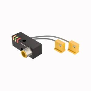 Czujnik z przewodami i złączami. Dwie żółte uchwyty są podłączone. Odpowiedni do zastosowań przemysłowych.