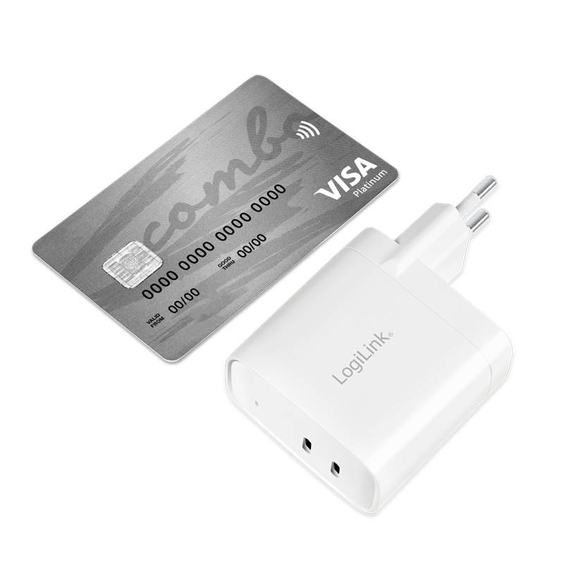 Karta kredytowa i adapter do gniazdek elektrycznych. Karta posiada symbole płatności zbliżeniowej. Adapter jest prostokątny i biały.