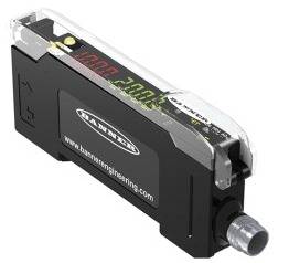 Czujnik firmy Banner Engineering, czarny, prostokątny, z cyfrowym wyświetlaczem na górnej powierzchni i złączem z jednej strony.