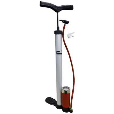 Srebrna pompka rowerowa z czerwonym wężem i wskaźnikiem ciśnienia. Posiada uchwyt w kształcie litery T oraz podnóżek do pompowania opon rowerowych.