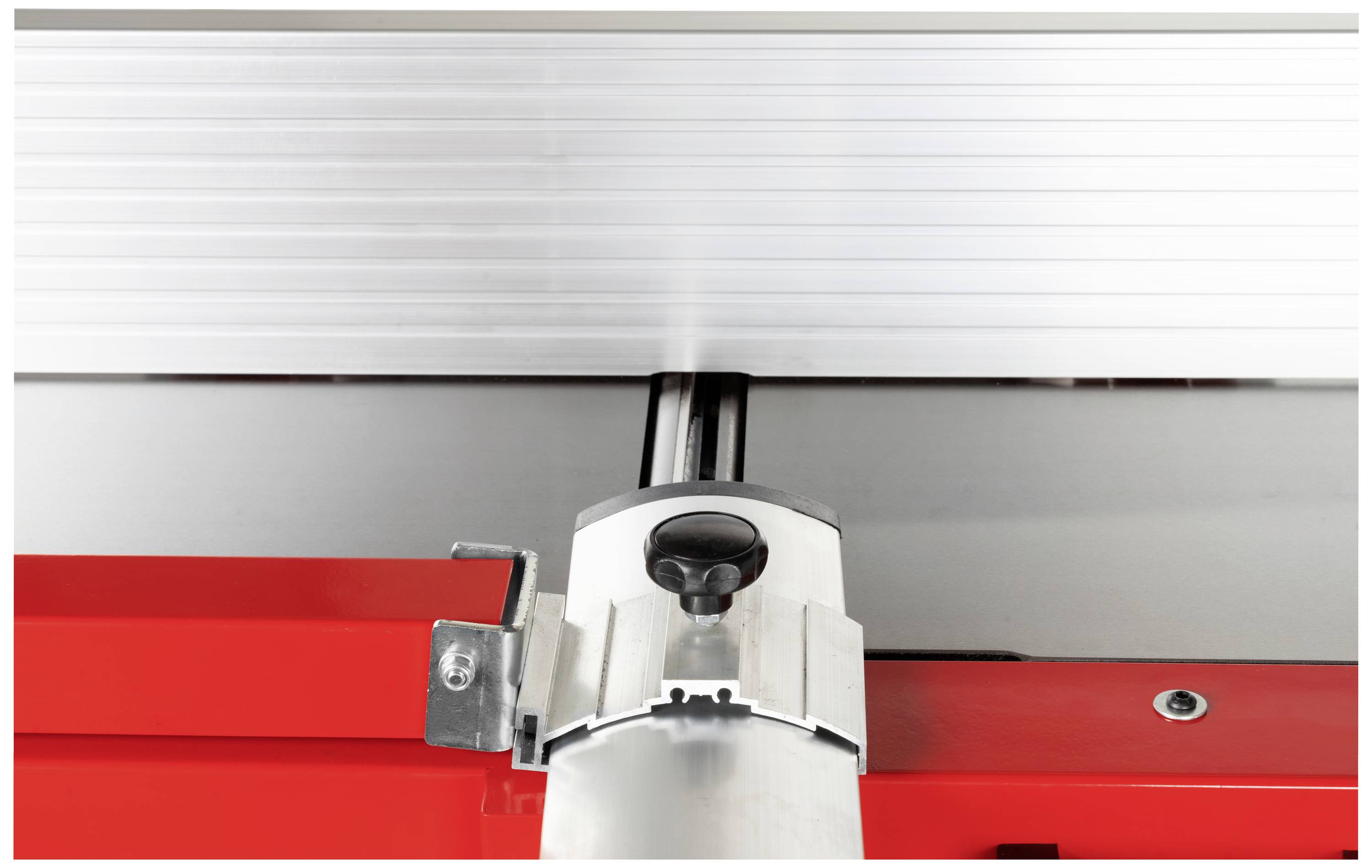 Interfejs maszyny z prowadnicą i czerwoną obudową, prawdopodobnie frezarka lub maszyna tnąca.