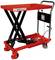 Czerwony hydrauliczny stół podnośny z kółkami i czarnym mechanizmem nożycowym, przeznaczony do podnoszenia i transportu ładunków.