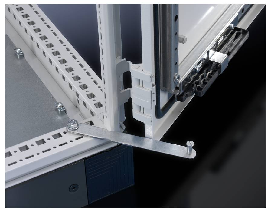 Opisuje metalowy zawias i kąt w rogu technicznej ramy. Przedstawia elementy konstrukcyjne i montaż.