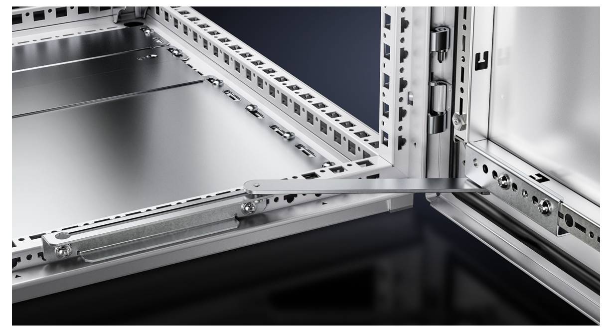 1. Widok z bliska metalowego systemu zawiasowego w kontekście przemysłowym, zapewniającego stabilność i mobilność dla struktury drzwi.