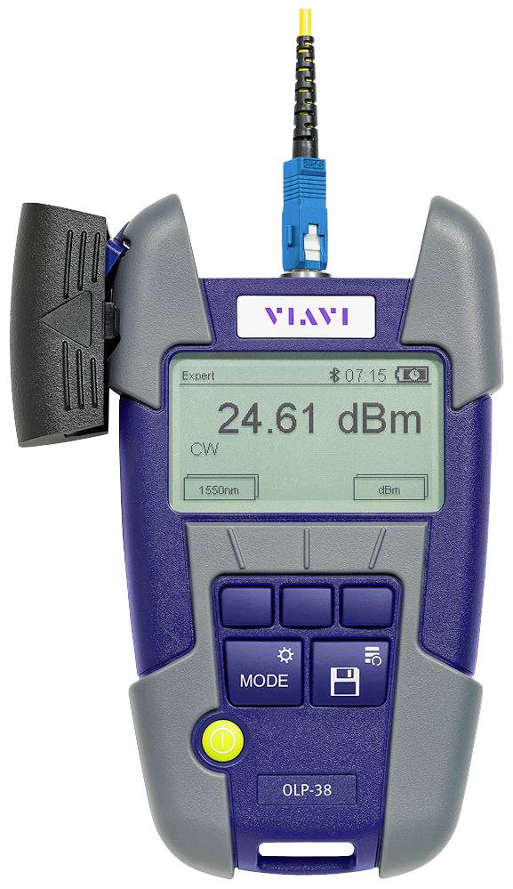 Ręczny miernik wyświetla na wyświetlaczu '24,61 dBm'. Na górze widoczny jest kabel optyczny oraz złącze USB.