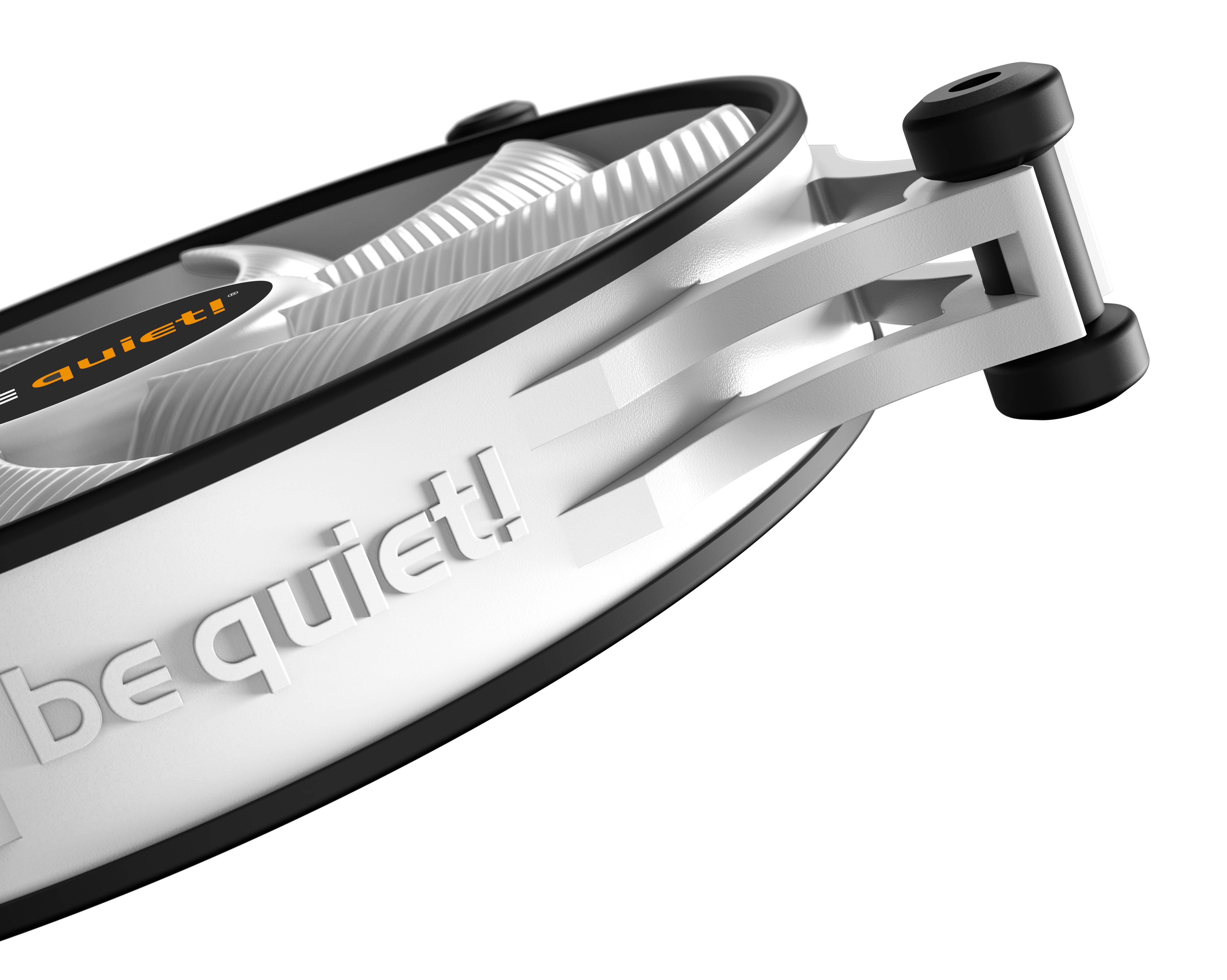 Zbliżenie wentylatora komputerowego z napisem 'be quiet!' z boku. Plastikowa obudowa i łopatki wentylatora w kolorze białym z czarną obwódką.