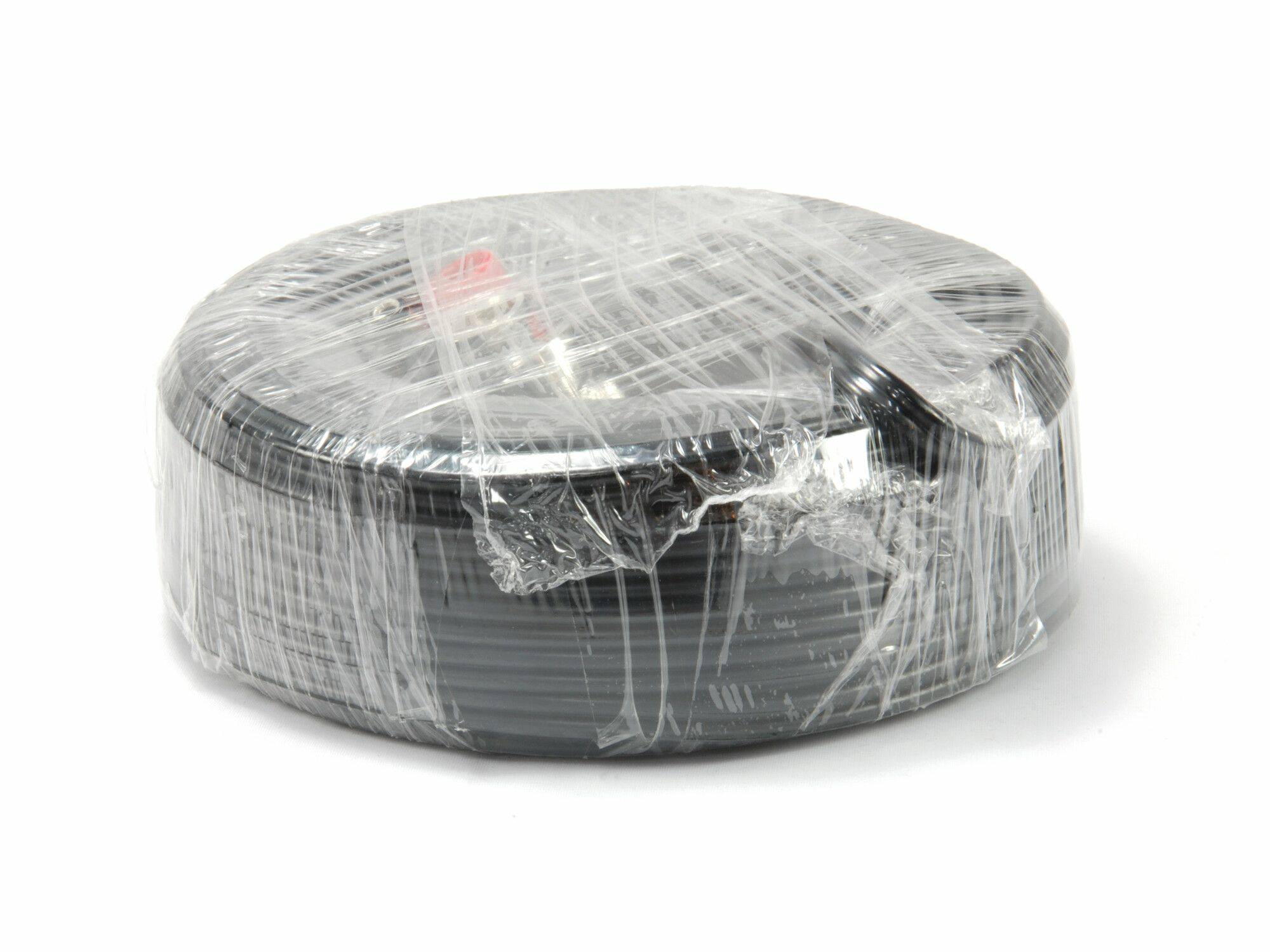 Rolka czarnych kabli elektrycznych, zapakowana w folię plastikową, na białym tle.