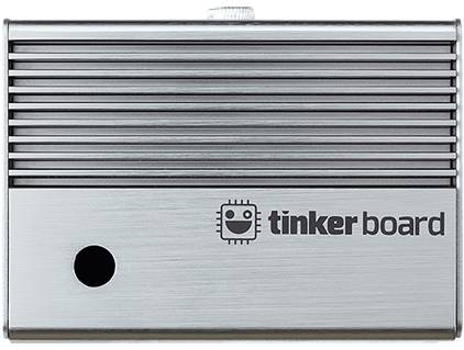 Srebrna metalowa obudowa z otworami wentylacyjnymi i logo 'Tinker Board'. U dołu po lewej stronie widoczny jest okrągły otwór.