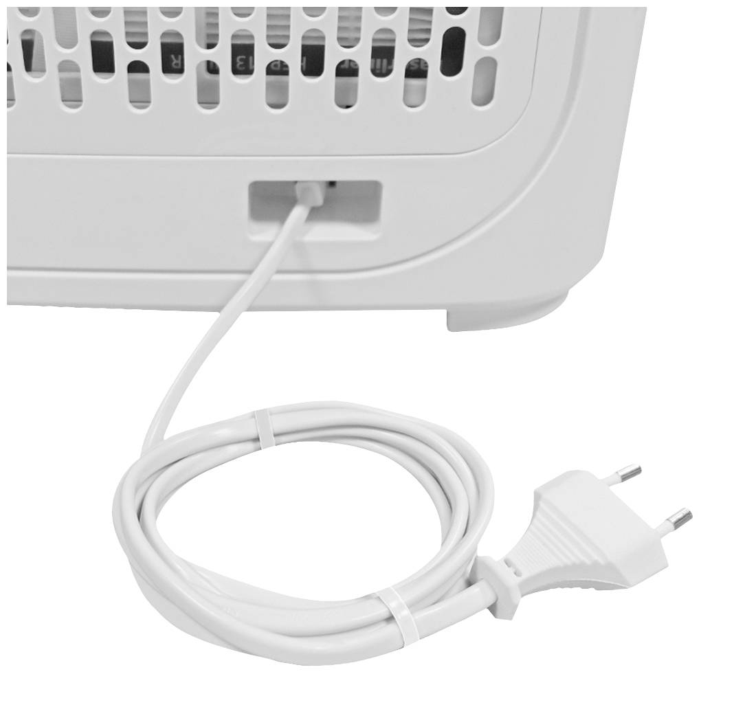 Białym przewodem sieciowym podłączono urządzenie elektroniczne ze stopkami, a kabel kończy się wtyczką europejską.