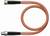 Pomarańczowy kabel koncentryczny z dwoma czarnymi nasadkami na końcach leży w kształcie kolistej pętli.