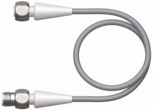 Kabel koncentryczne z dwoma złączami, jedno u góry po lewej stronie, drugie u dołu po prawej stronie, ułożone w formie pętli.