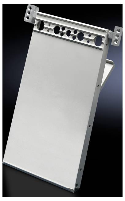 Biały, prostokątny element metalowy z wzorem otworów i uchwytami bocznymi, na czarnym tle. Prawdopodobnie część składowa urządzenia lub mechanizmu.