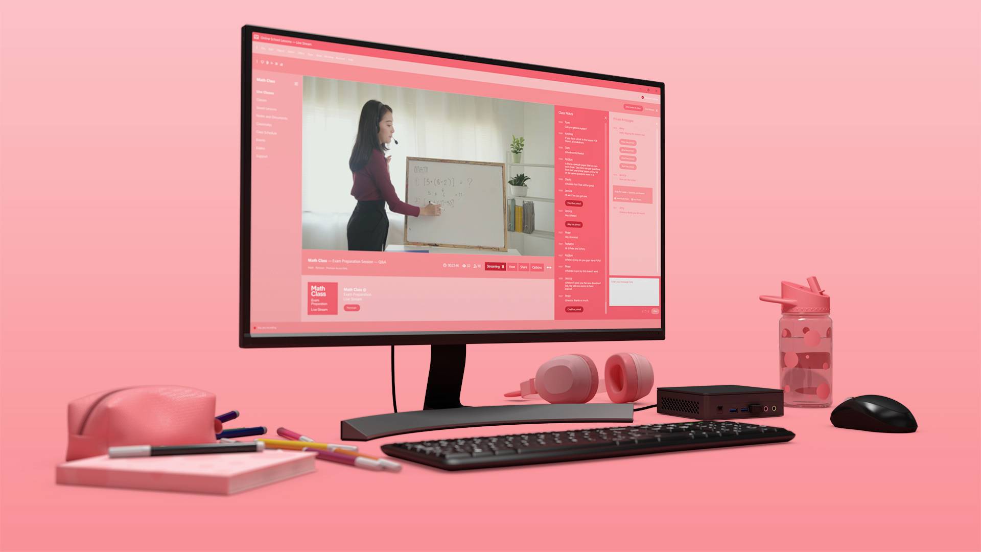 Biurko z ekranem komputera, na którym kobieta prowadzi prezentację. Na biurku akcesoria biurowe i różowe słuchawki.