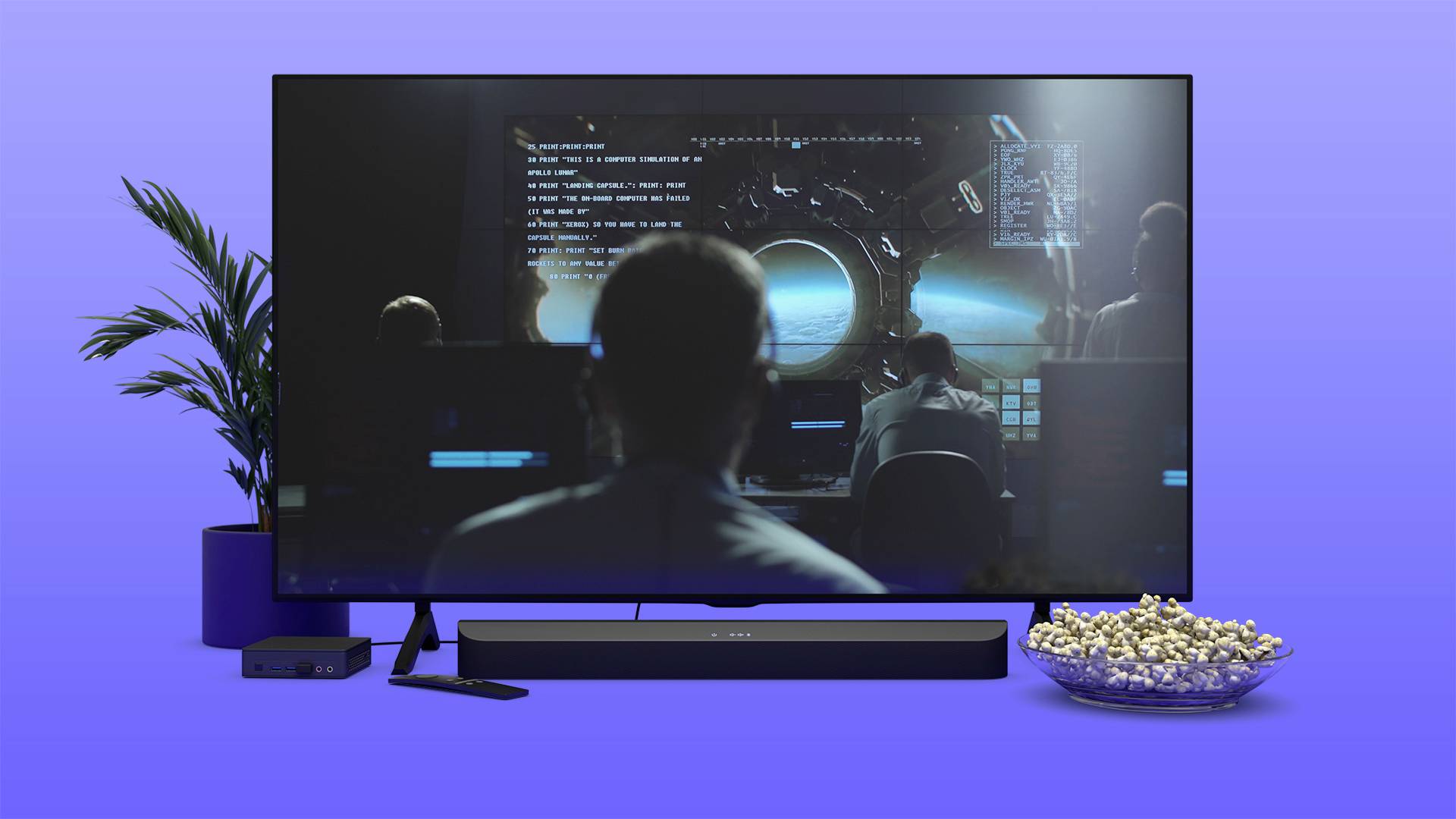 Telewizor wyświetla scenę z kosmosu, przedstawiającą ludzi w pomieszczeniu kontrolnym. Obok stoją rośliny, miska popcornu i urządzenie do streamingu.